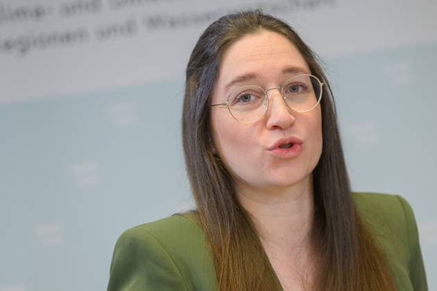 photonews.at - Wien, 02.10.2026. Die Bundesregierung stellt den Begutachtungsentwurf für das neue Wasserentnahmeregister vor. Das Register soll die Daten über relevante Wasserentnahmen verbessern und damit die langfristige Planung und Sicherung der Wasserversorgung unterstützen. PHOTO: Umweltsprecherin der SPÖ Julia Herr Presentation of the draft regulation for Austria’s new water abstraction register, aimed at improving data on significant water withdrawals and supporting long-term water management. Wasserversorgung, Wasserwirtschaft, Grundwasser, Oberflächenwasser, Wasserknappheit, Dürre, Klimawandel Wasserressourcen, Nachhaltigkeit, Wasserbücher, Digitalisierung Präsentation des Wasserentnahmeregisters