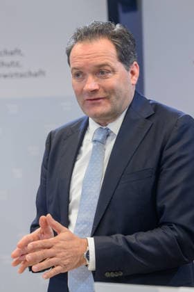 photonews.at - Wien, 02.10.2026. Die Bundesregierung stellt den Begutachtungsentwurf für das neue Wasserentnahmeregister vor. Das Register soll die Daten über relevante Wasserentnahmen verbessern und damit die langfristige Planung und Sicherung der Wasserversorgung unterstützen. PHOTO: Landwirtschaftsminister Norbert Totschnig (ÖVP) Presentation of the draft regulation for Austria’s new water abstraction register, aimed at improving data on significant water withdrawals and supporting long-term water management. Wasserversorgung, Wasserwirtschaft, Grundwasser, Oberflächenwasser, Wasserknappheit, Dürre, Klimawandel Wasserressourcen, Nachhaltigkeit, Wasserbücher, Digitalisierung Präsentation des Wasserentnahmeregisters