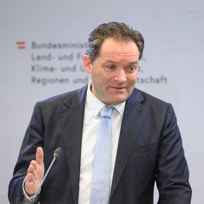 photonews.at - Wien, 02.10.2026. Die Bundesregierung stellt den Begutachtungsentwurf für das neue Wasserentnahmeregister vor. Das Register soll die Daten über relevante Wasserentnahmen verbessern und damit die langfristige Planung und Sicherung der Wasserversorgung unterstützen. PHOTO: Landwirtschaftsminister Norbert Totschnig (ÖVP) Presentation of the draft regulation for Austria’s new water abstraction register, aimed at improving data on significant water withdrawals and supporting long-term water management. Wasserversorgung, Wasserwirtschaft, Grundwasser, Oberflächenwasser, Wasserknappheit, Dürre, Klimawandel Wasserressourcen, Nachhaltigkeit, Wasserbücher, Digitalisierung Präsentation des Wasserentnahmeregisters