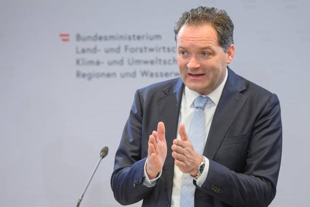 photonews.at - Wien, 02.10.2026. Die Bundesregierung stellt den Begutachtungsentwurf für das neue Wasserentnahmeregister vor. Das Register soll die Daten über relevante Wasserentnahmen verbessern und damit die langfristige Planung und Sicherung der Wasserversorgung unterstützen. PHOTO: Landwirtschaftsminister Norbert Totschnig (ÖVP) Presentation of the draft regulation for Austria’s new water abstraction register, aimed at improving data on significant water withdrawals and supporting long-term water management. Wasserversorgung, Wasserwirtschaft, Grundwasser, Oberflächenwasser, Wasserknappheit, Dürre, Klimawandel Wasserressourcen, Nachhaltigkeit, Wasserbücher, Digitalisierung Präsentation des Wasserentnahmeregisters