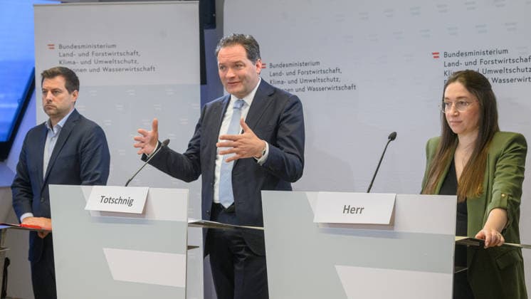 photonews.at - Wien, 02.10.2026. Die Bundesregierung stellt den Begutachtungsentwurf für das neue Wasserentnahmeregister vor. Das Register soll die Daten über relevante Wasserentnahmen verbessern und damit die langfristige Planung und Sicherung der Wasserversorgung unterstützen. PHOTO: Abg. Michael Bernhard (NEOS), Landwirtschaftsminister Norbert Totschnig (ÖVP) und Umweltsprecherin der SPÖ Julia Herr Presentation of the draft regulation for Austria’s new water abstraction register, aimed at improving data on significant water withdrawals and supporting long-term water management. Wasserversorgung, Wasserwirtschaft, Grundwasser, Oberflächenwasser, Wasserknappheit, Dürre, Klimawandel Wasserressourcen, Nachhaltigkeit, Wasserbücher, Digit