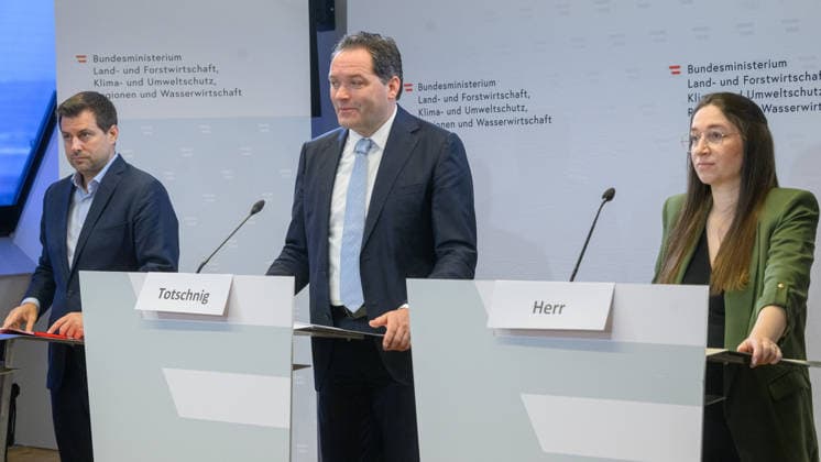 photonews.at - Wien, 02.10.2026. Die Bundesregierung stellt den Begutachtungsentwurf für das neue Wasserentnahmeregister vor. Das Register soll die Daten über relevante Wasserentnahmen verbessern und damit die langfristige Planung und Sicherung der Wasserversorgung unterstützen. PHOTO: Abg. Michael Bernhard (NEOS), Landwirtschaftsminister Norbert Totschnig (ÖVP) und Umweltsprecherin der SPÖ Julia Herr Presentation of the draft regulation for Austria’s new water abstraction register, aimed at improving data on significant water withdrawals and supporting long-term water management. Wasserversorgung, Wasserwirtschaft, Grundwasser, Oberflächenwasser, Wasserknappheit, Dürre, Klimawandel Wasserressourcen, Nachhaltigkeit, Wasserbücher, Digita
