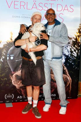 Pierre Sanoussi Bliss mit Freund Dennis Ortmann und Hund Leo beim Special Screening des Kinofilms Frau Winkler verlässt das Haus im Cinema Paris,. Berlin, 01.10.2026