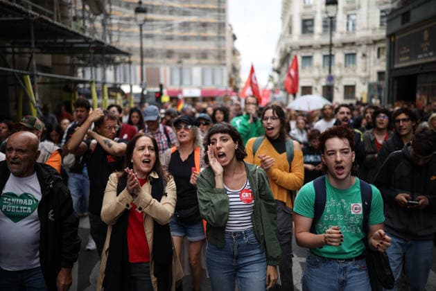 Protests Outside Congress Ahead of the Vote on Housing Decrees Dozens of people march in a protest toward the Congress of Deputies on October 2, 2026, in Madrid, Spain. The Madrid Tenants’ Union has called for a protest outside the Congress of Deputies to demand a vote in favor of the two housing decrees proposed by the government this week. OCTOBER 2, 2026 Alejandro Martínez Vé Madrid, Madrid, Spain  Copyright: xAlejandroxMartinezxVÃ lezx 7814532