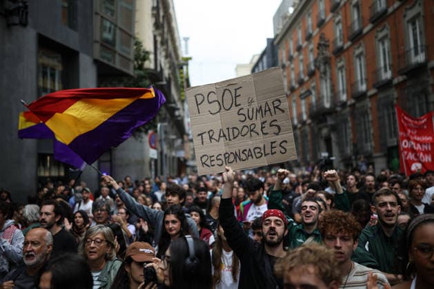 News Bilder des Tages Protests Outside Congress Ahead of the Vote on Housing Decrees Dozens of people march in a protest toward the Congress of Deputies on October 2, 2026, in Madrid, Spain. The Madrid Tenants’ Union has organized a protest outside the Congress of Deputies to demand a vote in favor of the two housing decrees proposed by the government this week. OCTOBER 2, 2026 Alejandro Martínez Vé Madrid, Madrid, Spain  Copyright: xAlejandroxMartinezxVÃ lezx 7814592