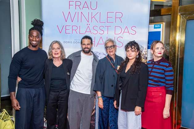 ABB FRAUWINKLER- Eugene Boateng, Angela Winkler, Josef Ellers, Doris Doerrie Via Jikeli und Laura Tonke auf dem roten Teppich beim Special Screening des Kino Films Frau Winkler verlaesst das Haus im Cinema Parisl in Berlin 01.10.2026 Berlin Deutschland