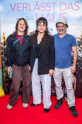 ABB FRAUWINKLER- Josefine Jikeli, Via Jikeli und Metin Erd auf dem roten Teppich beim Special Screening des Kino Films Frau Winkler verlaesst das Haus im Cinema Parisl in Berlin 01.10.2026 Berlin Deutschland
