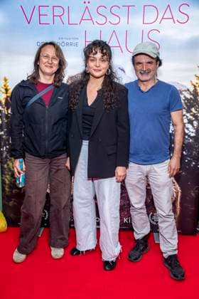 ABB FRAUWINKLER- Josefine Jikeli, Via Jikeli und Metin Erd auf dem roten Teppich beim Special Screening des Kino Films Frau Winkler verlaesst das Haus im Cinema Parisl in Berlin 01.10.2026 Berlin Deutschland