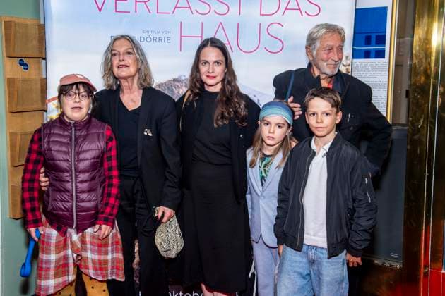 ABB FRAUWINKLER- Nelle Winkler, Angela Winkler, Stella Denis-Winkler, Pelle Bo Winkler, Wigand Witting und Matti Winler auf dem roten Teppich beim Special Screening des Kino Films Frau Winkler verlaesst das Haus im Cinema Parisl in Berlin 01.10.2026 Berlin Deutschland