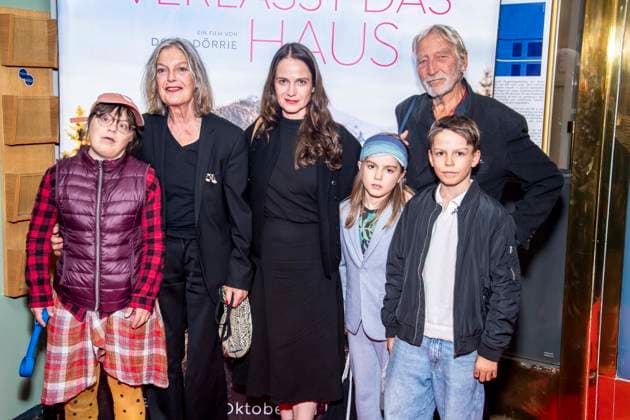 ABB FRAUWINKLER- Nelle Winkler, Angela Winkler, Stella Denis-Winkler, Pelle Bo Winkler, Wigand Witting und Matti Winler auf dem roten Teppich beim Special Screening des Kino Films Frau Winkler verlaesst das Haus im Cinema Parisl in Berlin 01.10.2026 Berlin Deutschland