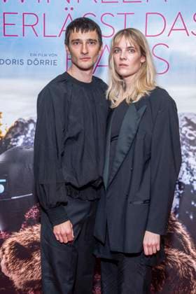 ABB FRAUWINKLER- Sebastian Schneider und Charlotte Will auf dem roten Teppich beim Special Screening des Kino Films Frau Winkler verlaesst das Haus im Cinema Parisl in Berlin 01.10.2026 Berlin Deutschland