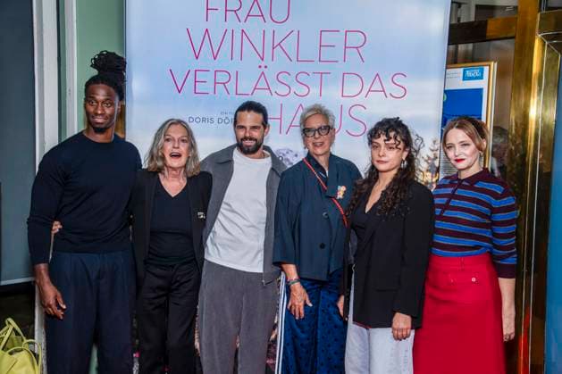 ABB FRAUWINKLER- Eugene Boateng, Angela Winkler, Josef Ellers, Doris Doerrie Via Jikeli und Laura Tonke auf dem roten Teppich beim Special Screening des Kino Films Frau Winkler verlaesst das Haus im Cinema Parisl in Berlin 01.10.2026 Berlin Deutschland