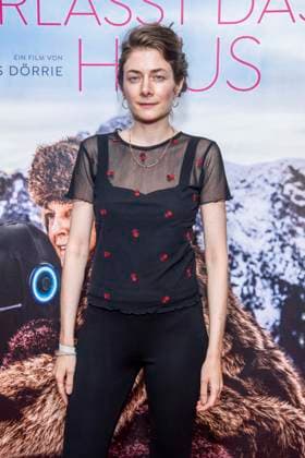 ABB FRAUWINKLER- Amy Benkenstein auf dem roten Teppich beim Special Screening des Kino Films Frau Winkler verlaesst das Haus im Cinema Parisl in Berlin 01.10.2026 Berlin Deutschland