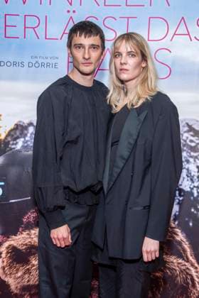 ABB FRAUWINKLER- Sebastian Schneider und Charlotte Will auf dem roten Teppich beim Special Screening des Kino Films Frau Winkler verlaesst das Haus im Cinema Parisl in Berlin 01.10.2026 Berlin Deutschland