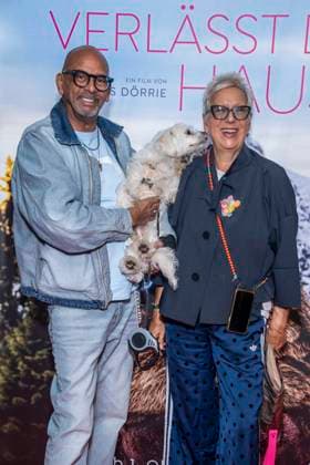 ABB FRAUWINKLER- Pierre Sanoussi-Bliss Hund und Doris Doerrie auf dem roten Teppich beim Special Screening des Kino Films Frau Winkler verlaesst das Haus im Cinema Parisl in Berlin 01.10.2026 Berlin Deutschland