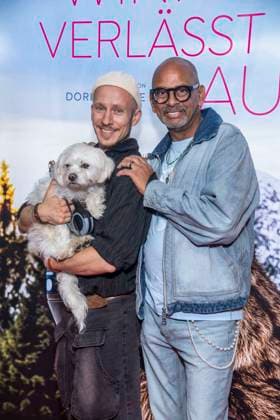 ABB FRAUWINKLER- Dennis Ortmann Hund und Pierre Sanoussi-Bliss auf dem roten Teppich beim Special Screening des Kino Films Frau Winkler verlaesst das Haus im Cinema Parisl in Berlin 01.10.2026 Berlin Deutschland