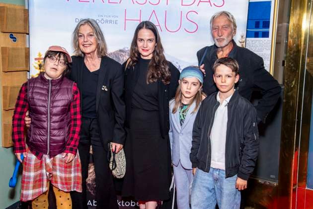 ABB FRAUWINKLER- Nelle Winkler, Angela Winkler, Stella Denis-Winkler, Pelle Bo Winkler, Wigand Witting und Matti Winler auf dem roten Teppich beim Special Screening des Kino Films Frau Winkler verlaesst das Haus im Cinema Parisl in Berlin 01.10.2026 Berlin Deutschland