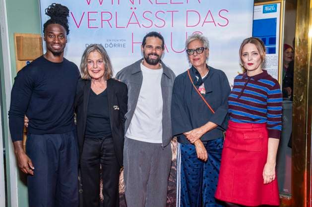 ABB FRAUWINKLER- Eugene Boateng, Angela Winkler, Josef Ellers, Doris Doerrie und Laura Tonke auf dem roten Teppich beim Special Screening des Kino Films Frau Winkler verlaesst das Haus im Cinema Parisl in Berlin 01.10.2026 Berlin Deutschland