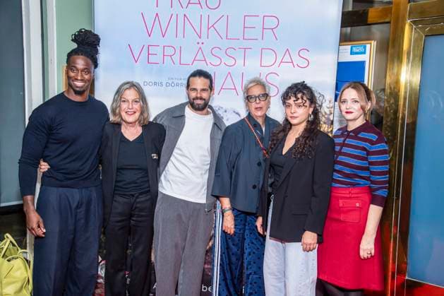 ABB FRAUWINKLER- Eugene Boateng, Angela Winkler, Josef Ellers, Doris Doerrie Via Jikeli und Laura Tonke auf dem roten Teppich beim Special Screening des Kino Films Frau Winkler verlaesst das Haus im Cinema Parisl in Berlin 01.10.2026 Berlin Deutschland