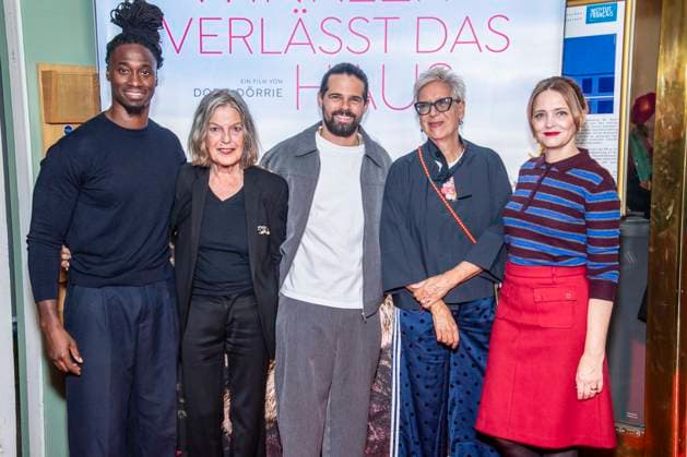 ABB FRAUWINKLER- Eugene Boateng, Angela Winkler, Josef Ellers, Doris Doerrie und Laura Tonke auf dem roten Teppich beim Special Screening des Kino Films Frau Winkler verlaesst das Haus im Cinema Parisl in Berlin 01.10.2026 Berlin Deutschland