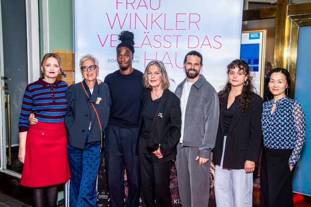 ABB FRAUWINKLER- Laura Tonke, Doris Doerrie, Eugene Boateng, Angela Winkler, Josef Ellers, Via Jikeli und Yvonne Yung Hee Bormann auf dem roten Teppich beim Special Screening des Kino Films Frau Winkler verlaesst das Haus im Cinema Parisl in Berlin 01.10.2026 Berlin Deutschland