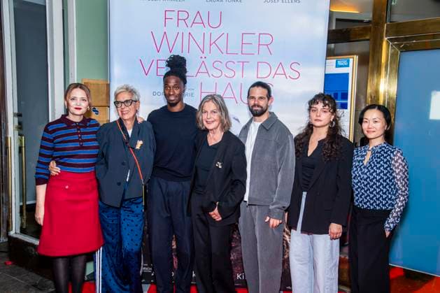 ABB FRAUWINKLER- Laura Tonke, Doris Doerrie, Eugene Boateng, Angela Winkler, Josef Ellers, Via Jikeli und Yvonne Yung Hee Bormann auf dem roten Teppich beim Special Screening des Kino Films Frau Winkler verlaesst das Haus im Cinema Parisl in Berlin 01.10.2026 Berlin Deutschland
