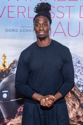 ABB FRAUWINKLER- Eugene Boateng auf dem roten Teppich beim Special Screening des Kino Films Frau Winkler verlaesst das Haus im Cinema Parisl in Berlin 01.10.2026 Berlin Deutschland