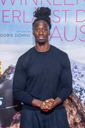 ABB FRAUWINKLER- Eugene Boateng auf dem roten Teppich beim Special Screening des Kino Films Frau Winkler verlaesst das Haus im Cinema Parisl in Berlin 01.10.2026 Berlin Deutschland