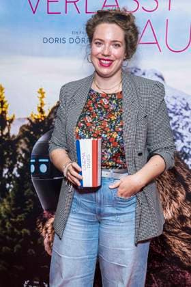 ABB FRAUWINKLER- Julia Jendrossek auf dem roten Teppich beim Special Screening des Kino Films Frau Winkler verlaesst das Haus im Cinema Parisl in Berlin 01.10.2026 Berlin Deutschland