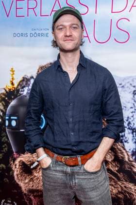 ABB FRAUWINKLER- Vincent Redetzki auf dem roten Teppich beim Special Screening des Kino Films Frau Winkler verlaesst das Haus im Cinema Parisl in Berlin 01.10.2026 Berlin Deutschland