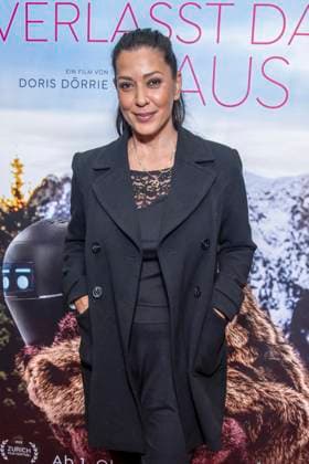 ABB FRAUWINKLER- Jasmin Shakeri auf dem roten Teppich beim Special Screening des Kino Films Frau Winkler verlaesst das Haus im Cinema Parisl in Berlin 01.10.2026 Berlin Deutschland