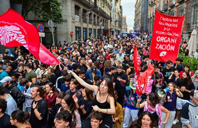 October 2, 2026, Madrid, Madrid, SPAIN: Tenants and housing activists gather outside the Congress of Deputies in Madrid during a demonstration called by the Sindicato de Inquilinas e Inquilinos de Madrid. The protest takes place on the Spanish Parliament votes on two Royal Decree-Laws on housing: one concerning measures to protect the social function of housing and increase affordable housing supply, and another aimed at strengthening the stability of habitual rental contracts. The demonstration was organized to pressure lawmakers during the vote. Junts had announced its opposition to the measures, while PP and Vox were also expected to vote against them. Madrid SPAIN - ZUMAz108 20261002_znp_z108_005 Copyright: xRichardxZubelzux