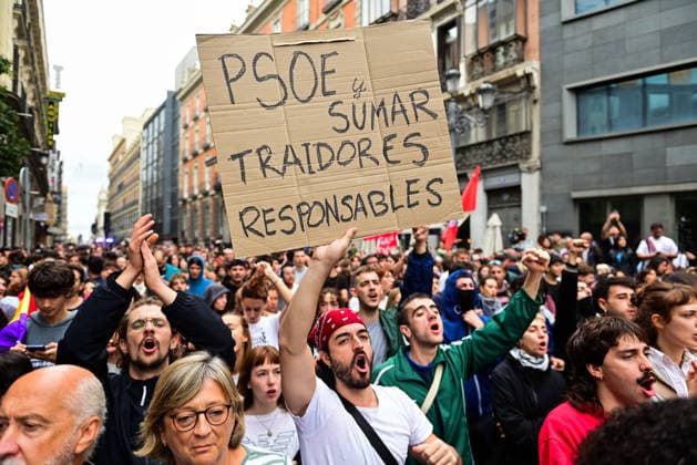 October 2, 2026, Madrid, Madrid, SPAIN: Tenants and housing activists gather outside the Congress of Deputies in Madrid during a demonstration called by the Sindicato de Inquilinas e Inquilinos de Madrid. The protest takes place on the Spanish Parliament votes on two Royal Decree-Laws on housing: one concerning measures to protect the social function of housing and increase affordable housing supply, and another aimed at strengthening the stability of habitual rental contracts. The demonstration was organized to pressure lawmakers during the vote. Junts had announced its opposition to the measures, while PP and Vox were also expected to vote against them. Madrid SPAIN  - ZUMAz108 20261002_znp_z108_011 Copyright: xRichardxZubelzux