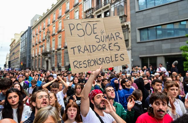 October 2, 2026, Madrid, Madrid, SPAIN: Tenants and housing activists gather outside the Congress of Deputies in Madrid during a demonstration called by the Sindicato de Inquilinas e Inquilinos de Madrid. The protest takes place on the Spanish Parliament votes on two Royal Decree-Laws on housing: one concerning measures to protect the social function of housing and increase affordable housing supply, and another aimed at strengthening the stability of habitual rental contracts. The demonstration was organized to pressure lawmakers during the vote. Junts had announced its opposition to the measures, while PP and Vox were also expected to vote against them. Madrid SPAIN  - ZUMAz108 20261002_znp_z108_013 Copyright: xRichardxZubelzux