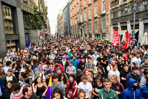 October 2, 2026, Madrid, Madrid, SPAIN: Tenants and housing activists gather outside the Congress of Deputies in Madrid during a demonstration called by the Sindicato de Inquilinas e Inquilinos de Madrid. The protest takes place on the Spanish Parliament votes on two Royal Decree-Laws on housing: one concerning measures to protect the social function of housing and increase affordable housing supply, and another aimed at strengthening the stability of habitual rental contracts. The demonstration was organized to pressure lawmakers during the vote. Junts had announced its opposition to the measures, while PP and Vox were also expected to vote against them. Madrid SPAIN - ZUMAz108 20261002_znp_z108_014 Copyright: xRichardxZubelzux