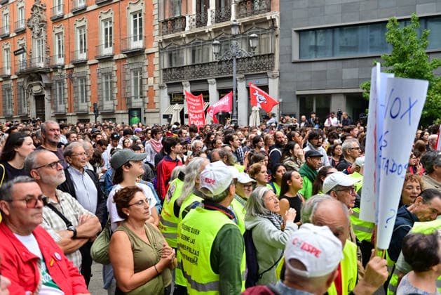 October 2, 2026, Madrid, Madrid, SPAIN: Tenants and housing activists gather outside the Congress of Deputies in Madrid during a demonstration called by the Sindicato de Inquilinas e Inquilinos de Madrid. The protest takes place on the Spanish Parliament votes on two Royal Decree-Laws on housing: one concerning measures to protect the social function of housing and increase affordable housing supply, and another aimed at strengthening the stability of habitual rental contracts. The demonstration was organized to pressure lawmakers during the vote. Junts had announced its opposition to the measures, while PP and Vox were also expected to vote against them. Madrid SPAIN  - ZUMAz108 20261002_znp_z108_015 Copyright: xRichardxZubelzux