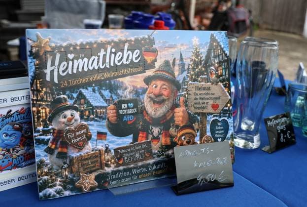 Auf eine Bratwurst mit Haseloff und Chrupalla 01.10.2026, Doellstaedt, Veranstaltung der AfD bei Kiesling Bedachungen, Auf eine Bratwurst mit Landtagsabgeordneten Daniel Haseloff (AfD) und AfD Bundessprecher Tino Chrupalla im Bild: Merchandise-Produkte der AfD an einem Verkaufsstand vom AfD Fanshop, hier ein Adventskalender Heimatliebe