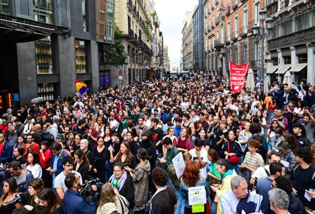 October 2, 2026, Madrid, Madrid, SPAIN: Tenants and housing activists gather outside the Congress of Deputies in Madrid during a demonstration called by the Sindicato de Inquilinas e Inquilinos de Madrid. The protest takes place on the Spanish Parliament votes on two Royal Decree-Laws on housing: one concerning measures to protect the social function of housing and increase affordable housing supply, and another aimed at strengthening the stability of habitual rental contracts. The demonstration was organized to pressure lawmakers during the vote. Junts had announced its opposition to the measures, while PP and Vox were also expected to vote against them. Madrid SPAIN  - ZUMAz108 20261002_znp_z108_021 Copyright: xRichardxZubelzux