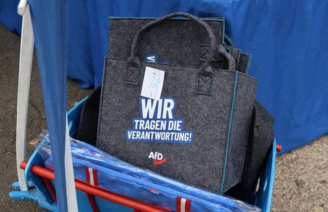 Auf eine Bratwurst mit Haseloff und Chrupalla 01.10.2026, Doellstaedt, Veranstaltung der AfD bei Kiesling Bedachungen, Auf eine Bratwurst mit Landtagsabgeordneten Daniel Haseloff (AfD) und AfD Bundessprecher Tino Chrupalla im Bild: Merchandise-Produkte der AfD an einem Verkaufsstand vom AfD Fanshop, hier eine Tragetasche mit der Aufschrift Wir tragen die Verantwortung! AfD