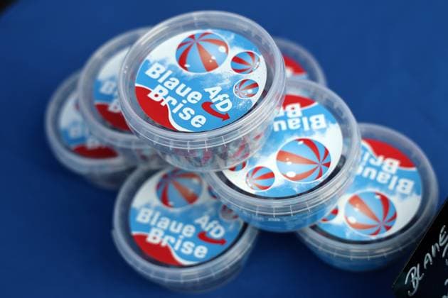 Auf eine Bratwurst mit Haseloff und Chrupalla 01.10.2026, Doellstaedt, Veranstaltung der AfD bei Kiesling Bedachungen, Auf eine Bratwurst mit Landtagsabgeordneten Daniel Haseloff (AfD) und AfD Bundessprecher Tino Chrupalla im Bild: Merchandise-Produkte der AfD an einem Verkaufsstand vom AfD Fanshop, hier Bonbons Suesswaren mit der Aufschrift Blaue Brise AfD