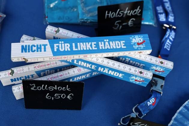 Auf eine Bratwurst mit Haseloff und Chrupalla 01.10.2026, Doellstaedt, Veranstaltung der AfD bei Kiesling Bedachungen, Auf eine Bratwurst mit Landtagsabgeordneten Daniel Haseloff (AfD) und AfD Bundessprecher Tino Chrupalla im Bild: Merchandise-Produkte der AfD an einem Verkaufsstand vom AfD Fanshop, hier Zollstoecke mit der Aufschrift Nicht fuer linke Haende AfD