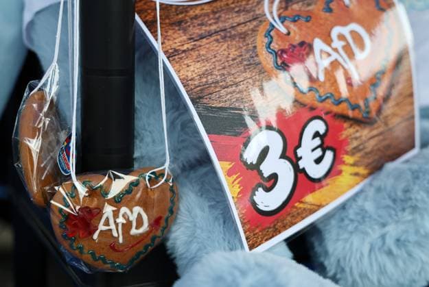 Auf eine Bratwurst mit Haseloff und Chrupalla 01.10.2026, Doellstaedt, Veranstaltung der AfD bei Kiesling Bedachungen, Auf eine Bratwurst mit Landtagsabgeordneten Daniel Haseloff (AfD) und AfD Bundessprecher Tino Chrupalla im Bild: Merchandise-Produkte der AfD an einem Verkaufsstand vom AfD Fanshop, hier Lebkuchenherzen mit der Aufschrift AfD
