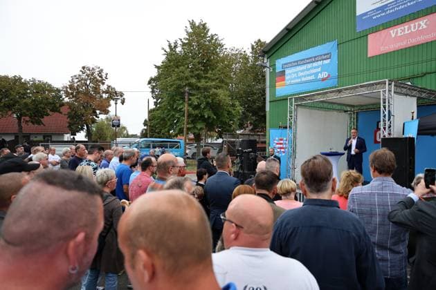 Auf eine Bratwurst mit Haseloff und Chrupalla 01.10.2026, Doellstaedt, Veranstaltung der AfD bei Kiesling Bedachungen, Auf eine Bratwurst mit Landtagsabgeordneten Daniel Haseloff (AfD) und AfD Bundessprecher Tino Chrupalla im Bild: Tino Chrupalla haelt eine Rede auf der Buehne, Besucher der Veranstaltung stehen um die Buehne herum
