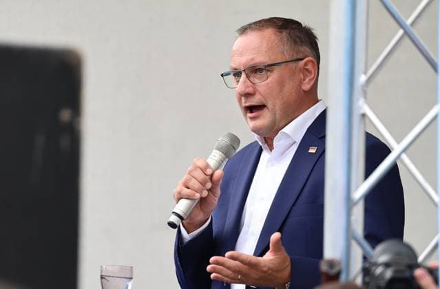 Auf eine Bratwurst mit Haseloff und Chrupalla 01.10.2026, Doellstaedt, Veranstaltung der AfD bei Kiesling Bedachungen, Auf eine Bratwurst mit Landtagsabgeordneten Daniel Haseloff (AfD) und AfD Bundessprecher Tino Chrupalla im Bild: Tino Chrupalla haelt eine Rede auf der Buehne