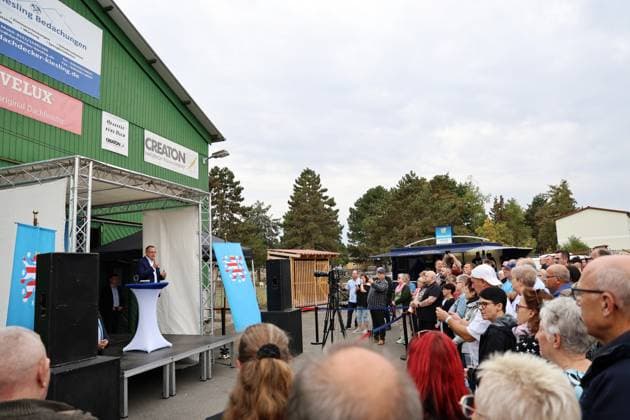 Auf eine Bratwurst mit Haseloff und Chrupalla 01.10.2026, Doellstaedt, Veranstaltung der AfD bei Kiesling Bedachungen, Auf eine Bratwurst mit Landtagsabgeordneten Daniel Haseloff (AfD) und AfD Bundessprecher Tino Chrupalla im Bild: Tino Chrupalla haelt eine Rede auf der Buehne, Besucher der Veranstaltung stehen um die Buehne herum