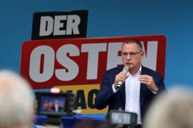 Auf eine Bratwurst mit Haseloff und Chrupalla 01.10.2026, Doellstaedt, Veranstaltung der AfD bei Kiesling Bedachungen, Auf eine Bratwurst mit Landtagsabgeordneten Daniel Haseloff (AfD) und AfD Bundessprecher Tino Chrupalla im Bild: Tino Chrupalla haelt eine Rede auf der Buehne, im Hintergrund steht der Satz Der Osten machts