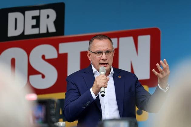 Auf eine Bratwurst mit Haseloff und Chrupalla 01.10.2026, Doellstaedt, Veranstaltung der AfD bei Kiesling Bedachungen, Auf eine Bratwurst mit Landtagsabgeordneten Daniel Haseloff (AfD) und AfD Bundessprecher Tino Chrupalla im Bild: Tino Chrupalla haelt eine Rede auf der Buehne, im Hintergrund steht der Satz Der Osten machts