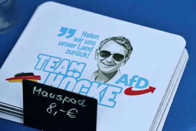 Auf eine Bratwurst mit Haseloff und Chrupalla 01.10.2026, Doellstaedt, Veranstaltung der AfD bei Kiesling Bedachungen, Auf eine Bratwurst mit Landtagsabgeordneten Daniel Haseloff (AfD) und AfD Bundessprecher Tino Chrupalla im Bild: Merchandise-Stand vom AfD-Fanshop, hier Mousepads mit dem Konterfei von Bjoern Hoecke mit Sonnenbrille und der Aufschrift Holen wir uns unser Land zurueck Team Hoecke AfD
