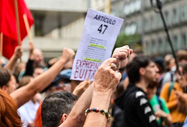 October 2, 2026, Madrid, Madrid, SPAIN: Tenants and housing activists gather outside the Congress of Deputies in Madrid during a demonstration called by the Sindicato de Inquilinas e Inquilinos de Madrid. The protest takes place on the Spanish Parliament votes on two Royal Decree-Laws on housing: one concerning measures to protect the social function of housing and increase affordable housing supply, and another aimed at strengthening the stability of habitual rental contracts. The demonstration was organized to pressure lawmakers during the vote. Junts had announced its opposition to the measures, while PP and Vox were also expected to vote against them. Madrid SPAIN - ZUMAz108 20261002_znp_z108_017 Copyright: xRichardxZubelzux