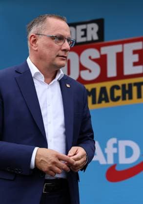 Auf eine Bratwurst mit Haseloff und Chrupalla 01.10.2026, Doellstaedt, Veranstaltung der AfD bei Kiesling Bedachungen, Auf eine Bratwurst mit Landtagsabgeordneten Daniel Haseloff (AfD) und AfD Bundessprecher Tino Chrupalla im Bild: Tino Chrupalla, im Hintergrund steht der Satz Der Osten machts